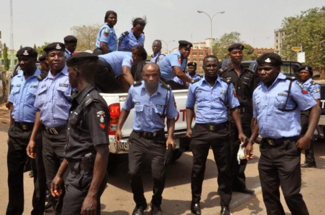 Nigerian-Policemen-in-search-of-the-Yang-Zhong-634x420.jpg