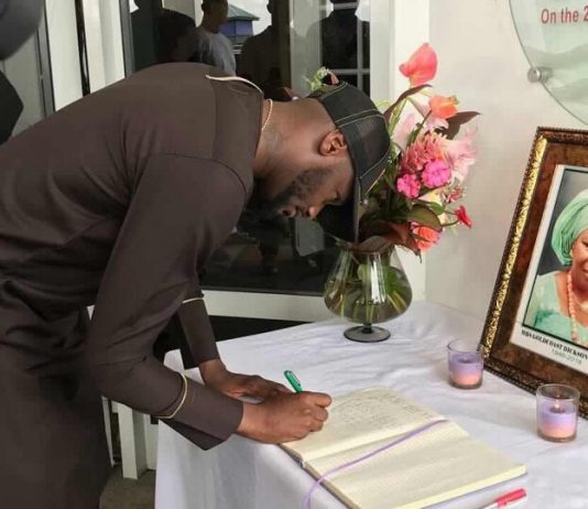 2Face Idibia Pay Condolence visit to Gov. Dickson Over his mother’s death