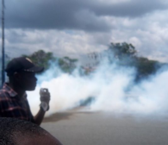 State Assembly Primaries : Scores injured as Police tear gas protesters against PDP alleged imposition