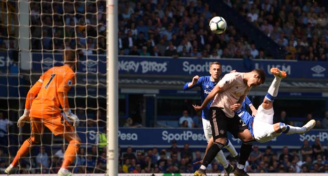 Everton’s Brazilian striker Richarlison (R) scores the opening goal during the English Premier League football match between Everton and Manchester United at Goodison Park in Liverpool, north-west England on April 21, 2019. Oli SCARFF / AFP