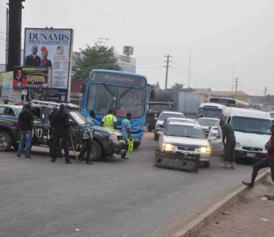 Coronvirus: Security operatives enforce lockdown at FCT boundary – PHOTOS
