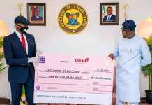 PHOTOS: Lagos governor receives N1 billion cheque from UBA management to fight COVID-19