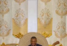 Well, folks this is a photo of Janemena & hubby as she open legs wide like Lekki Toll Gate for am sha…