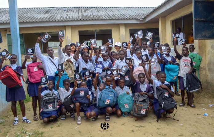 Students of the Yenaka Secondary School posing with their gifts from the Boyloaf Foundation