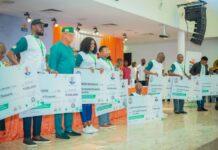 Governor Umo Eno Accelerating Entrepreneural Development in Akwa Ibom With N400 Million Grants Akwa Ibom Governor, Umo Eno during presentation of N400M grant to the 800 beneficiaries of State Government entrepreneurial programmes.